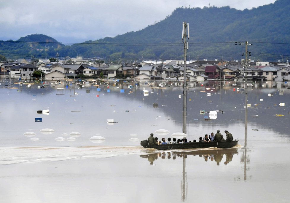 Japonské obranné složky pomáhají se záchranou obyvatel japonského města Kurashiki.