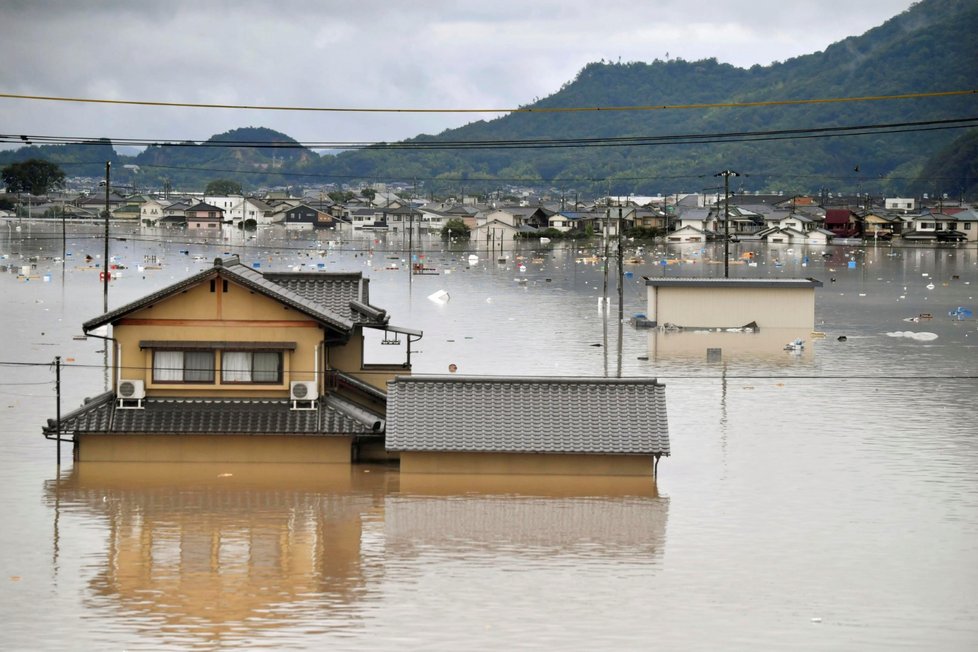 Obytné budovy města Kurashiki na jihozápadě Japonska jsou téměř celé pod vodou.