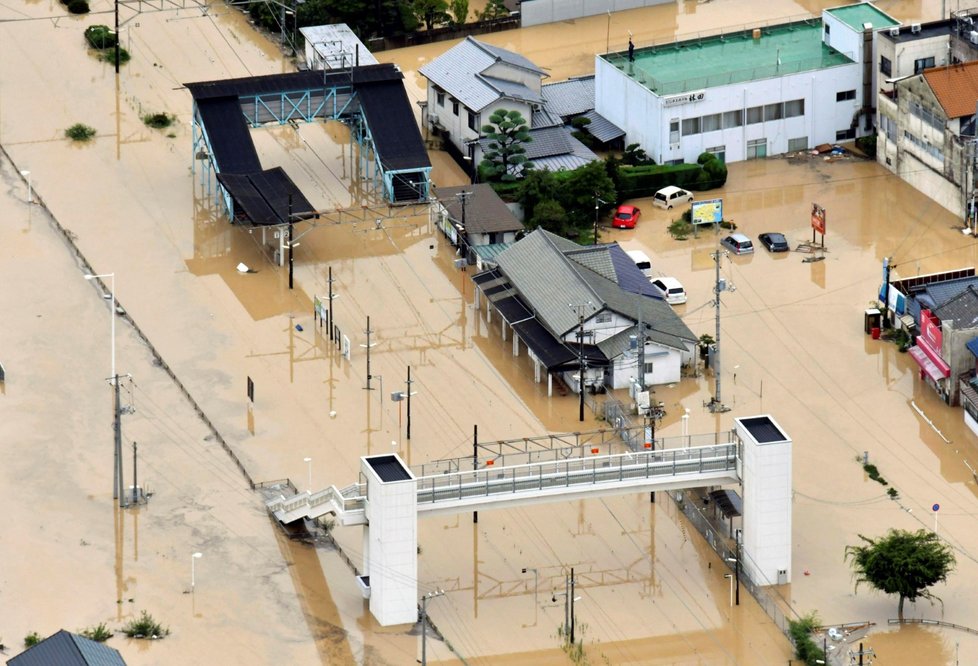 Město Kure, jihozápad Japonska. I zde jsou budovy kvůli vydatným dešťům z větší části pod vodou.