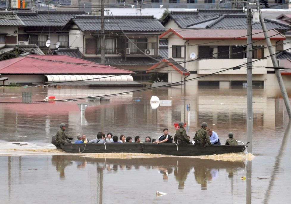 Japonští vojáci pomáhají evakuovat obyvatele města Kurashiki, v prefektuře Okayama na jihozápadě Japonska.