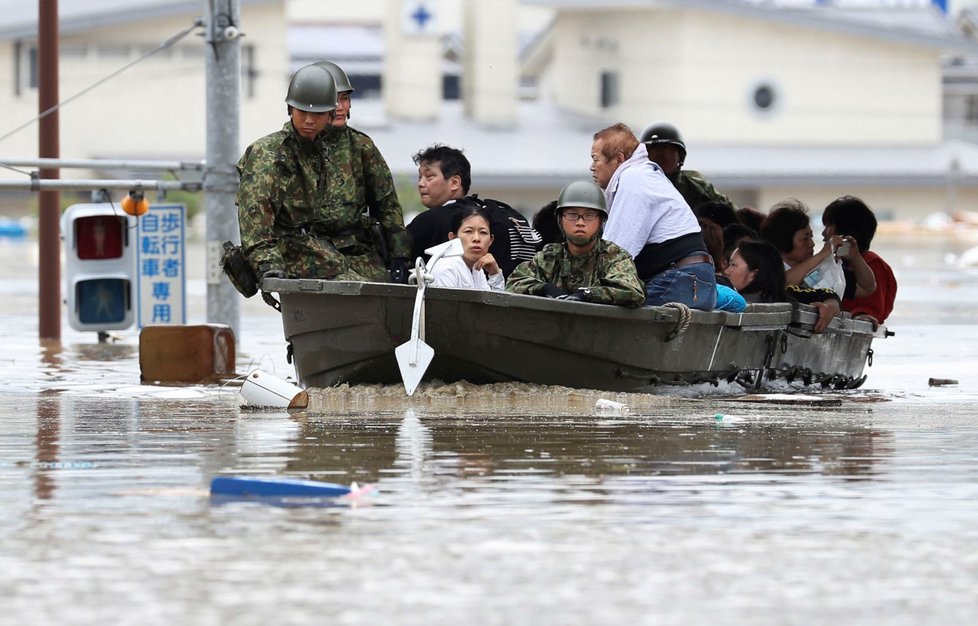 Japonští vojáci pomáhají evakuovat obyvatele města Kurashiki, v prefektuře Okayama na jihozápadě Japonska.