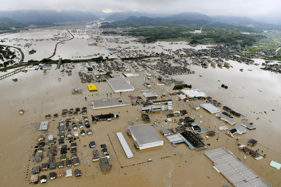 Letecký záběr zaplaveného města Kurashiki na jihu Japonska