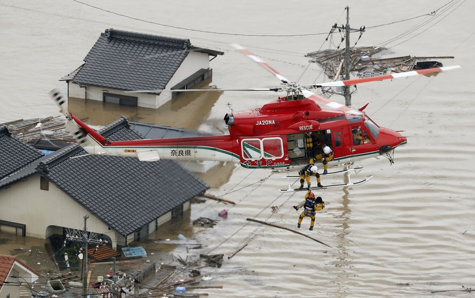 Při záchraně lidí ze zaplaveného města Kurashiki na jihu Japonska zasahoval i vrtulník.