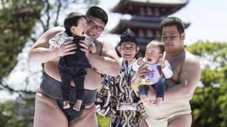 Čí dítě křičí nejvíc? Podívejte se na netradiční japonskou soutěž, kde se sumo snaží rozplakat batolata