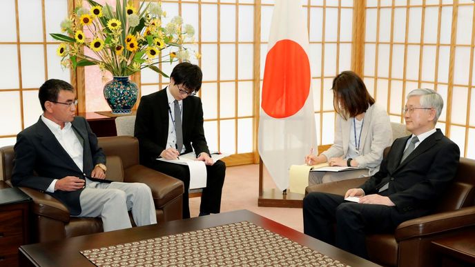 Japonský ministr zahraničí Taró Kóno (vpravo) a jihokorejský velvyslanec