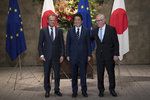 EU a Japonsko podepsaly dohodu o volném obchodu. Na snímku zleva předseda Evropské rady Donald Tusk, japonský premiér Šinzó Abe a předseda Evropské komise Jean-Claude Juncker.