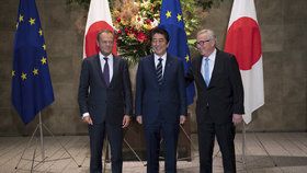 EU a Japonsko podepsaly dohodu o volném obchodu. Na snímku zleva předseda Evropské rady Donald Tusk, japonský premiér Šinzó Abe a předseda Evropské komise Jean-Claude Juncker.