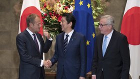 EU a Japonsko podepsaly dohodu o volném obchodu. Na snímku zleva předseda Evropské rady Donald Tusk, japonský premiér Šinzó Abe a předseda Evropské komise Jean-Claude Juncker.