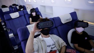 Japonští turisté cestují po světě virtuálně. Posadí je do makety letadla