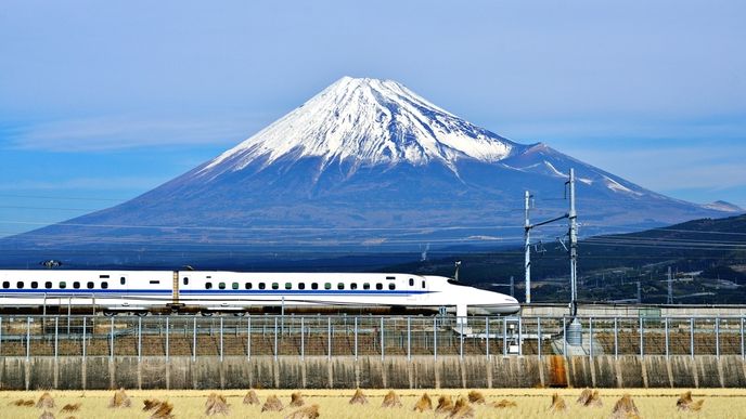 Vysokorychlostní vlak „prolétá“ pod nejvyšší japonskou horou Fudži na ostrově Honšú.