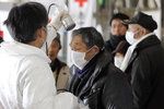 Kontrola stupně radiace probíhá u všech lidí, kteří se dostali z oblasti poblíž Fukušimy.