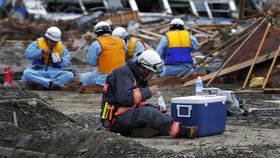 Ve zničeném Japonsku probíhají práce po celém území zasaženém minulý týden smrtící vlnou Tsunami