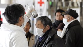 Kontrola stupně radiace probíhá u všech lidí, kteří se dostali z oblasti poblíž Fukušimy