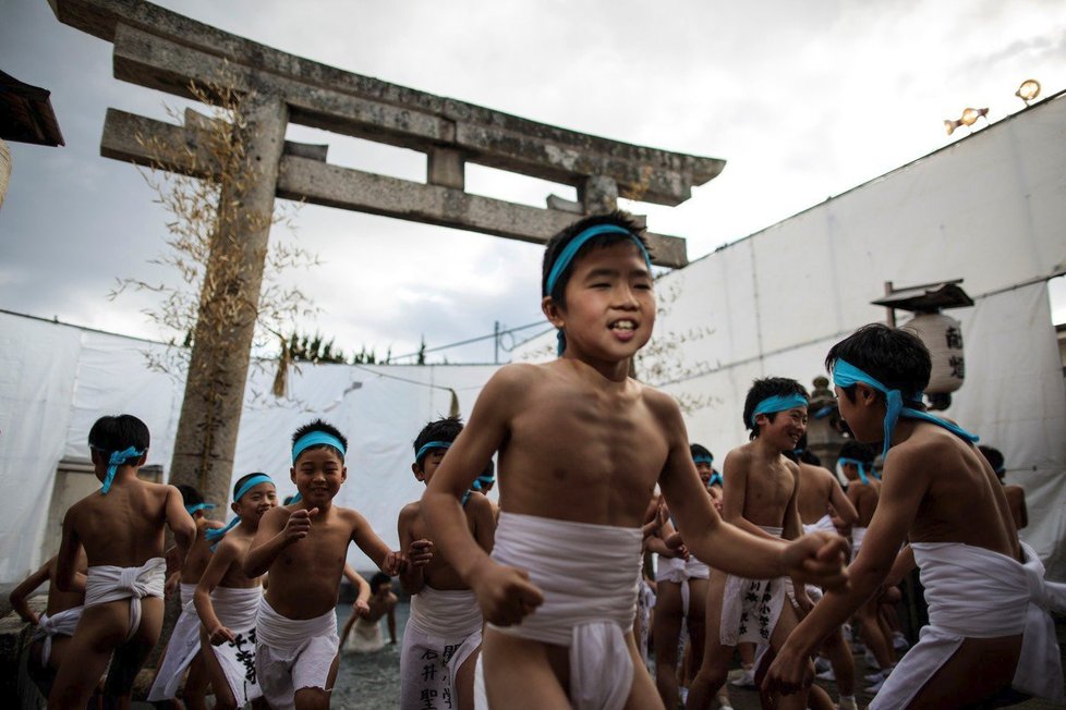 Bizarní japonský festival Hadaka Matsuri. Tisíce polonahých mužů se při něm rvou o dřevěné tyčinky!