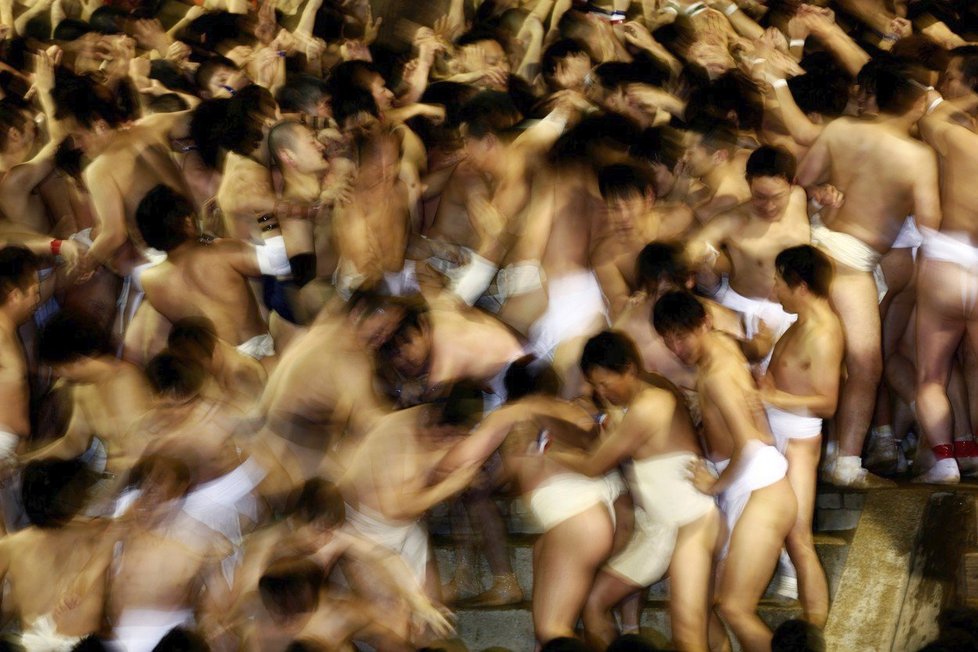 Bizarní japonský festival Hadaka Matsuri. Tisíce polonahých mužů se při něm rvou o dřevěné tyčinky!