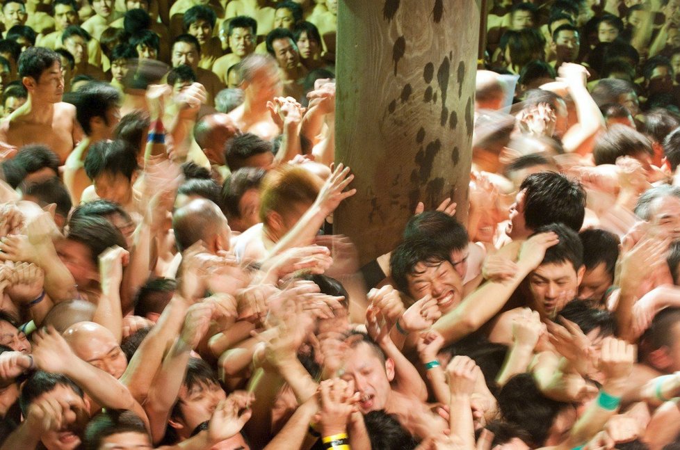 Bizarní japonský festival Hadaka Matsuri. Tisíce polonahých mužů se při něm rvou o dřevěné tyčinky!