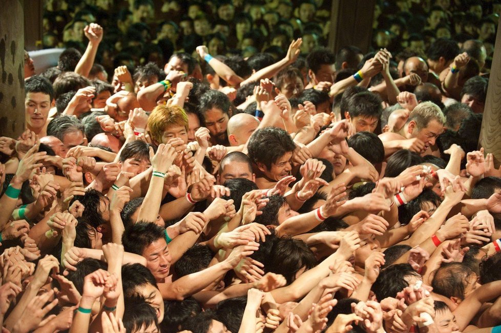 Bizarní japonský festival Hadaka Matsuri. Tisíce polonahých mužů se při něm rvou o dřevěné tyčinky!