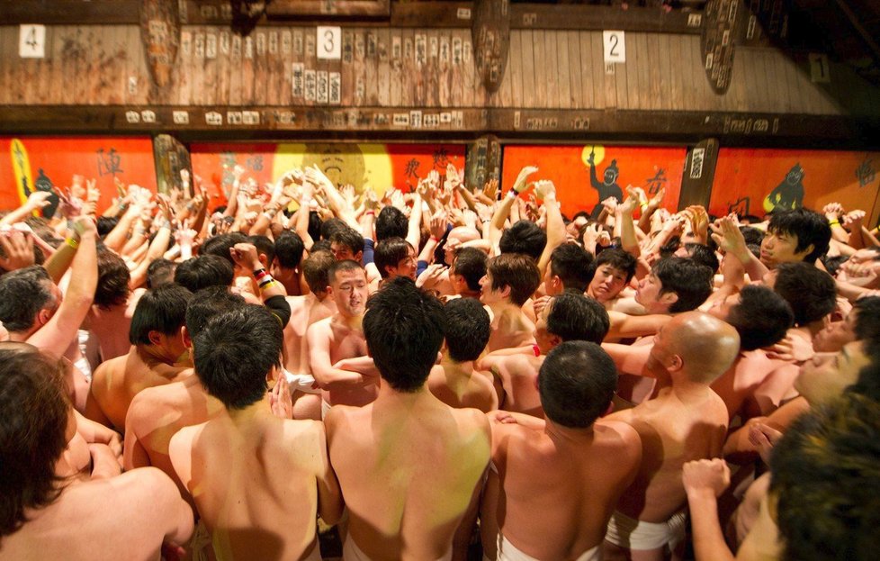 Bizarní japonský festival Hadaka Matsuri. Tisíce polonahých mužů se při něm rvou o dřevěné tyčinky!