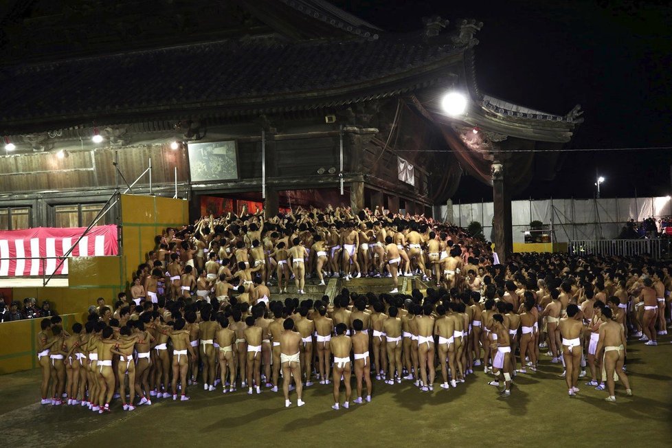 Bizarní japonský festival Hadaka Matsuri. Tisíce polonahých mužů se při něm rvou o dřevěné tyčinky!