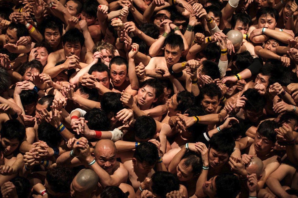 Bizarní japonský festival Hadaka Matsuri. Tisíce polonahých mužů se při něm rvou o dřevěné tyčinky!