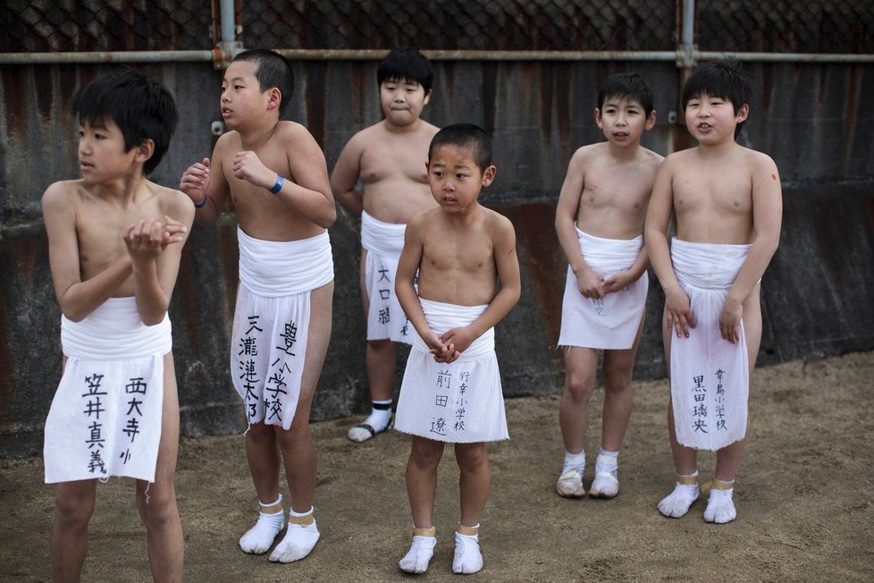 Bizarní japonský festival Hadaka Matsuri. Tisíce polonahých mužů se při něm rvou o dřevěné tyčinky!