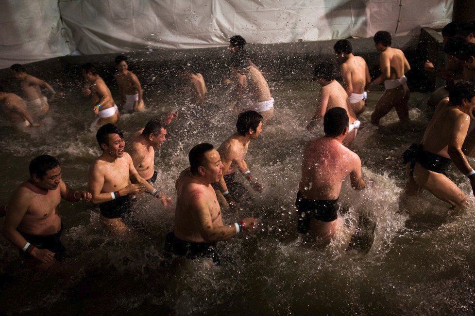 Bizarní japonský festival Hadaka Matsuri. Tisíce polonahých mužů se při něm rvou o dřevěné tyčinky!