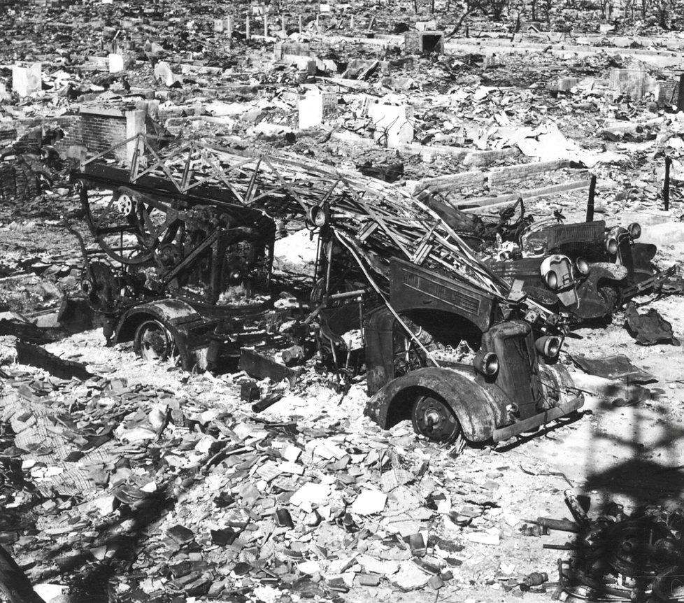 Zkáza po dopadu atomové bomby na Hirošimu v roce 1945.