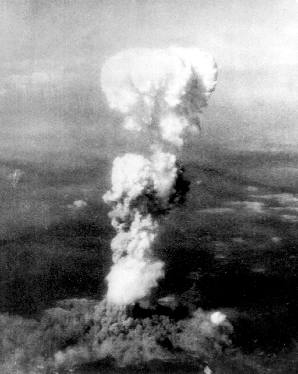 Zkáza po dopadu atomové bomby na Hirošimu v roce 1945