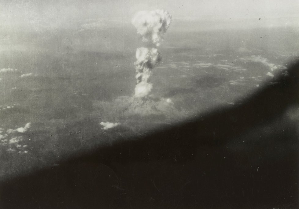 Zkáza po dopadu atomové bomby na Hirošimu v roce 1945