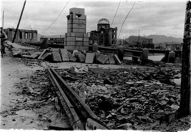 Zkáza po dopadu atomové bomby na Hirošimu v roce 1945