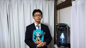 Japonec Akihiko Kondo za svatbu s hologramem utratil 400 tisíc.