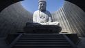 Originální Buddha na originálním hřbitově v Japonsku.