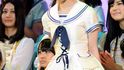 Když se v roce 2013 na Minami&nbsp;Minegishi z kapely AKB48 provalilo, že strávila noc s partnerem, hrozil jí vyhazov. Po pár hodinách od skandálu už na internetu visí video, kde Minami s hlavou oholenou dohola prosí fanoušky za odpuštění.