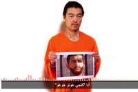 Mám pouze 24 hodin života, říká hlas japonského zajatce na nahrávce z ISIS