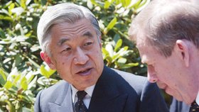 Císař Akihito s císařovnou Mičiko na čtyřdenní státní návštěvě České republiky v červenci 2002.