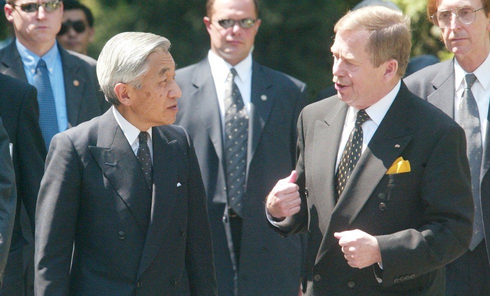 Císař Akihito s císařovnou Mičiko na čtyřdenní státní návštěvě České republiky v červenci 2002.