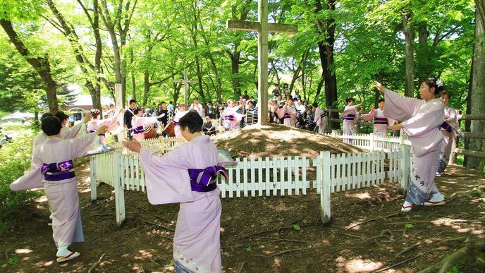 Od roku 1964 se kolem Ježíšova hrobu koná každý rok slavnost Kirisuto Matsuri neboli Kristův festival.