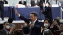 Jošihide Suga byl zvolen novým japonským premiérem.