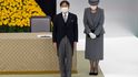 75 let od japonské kapitulace: císař Naruhito s manželkou během ceremonie