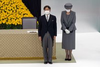 Ministři v kontroverzní svatyni, císařský pár na ceremonii. Japonci si připomněli kapitulaci