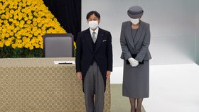 75 let od japonské kapitulace: císař Naruhito s manželkou během ceremonie