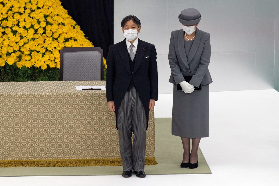75 let od japonské kapitulace: Císař Naruhito s manželkou během ceremonie