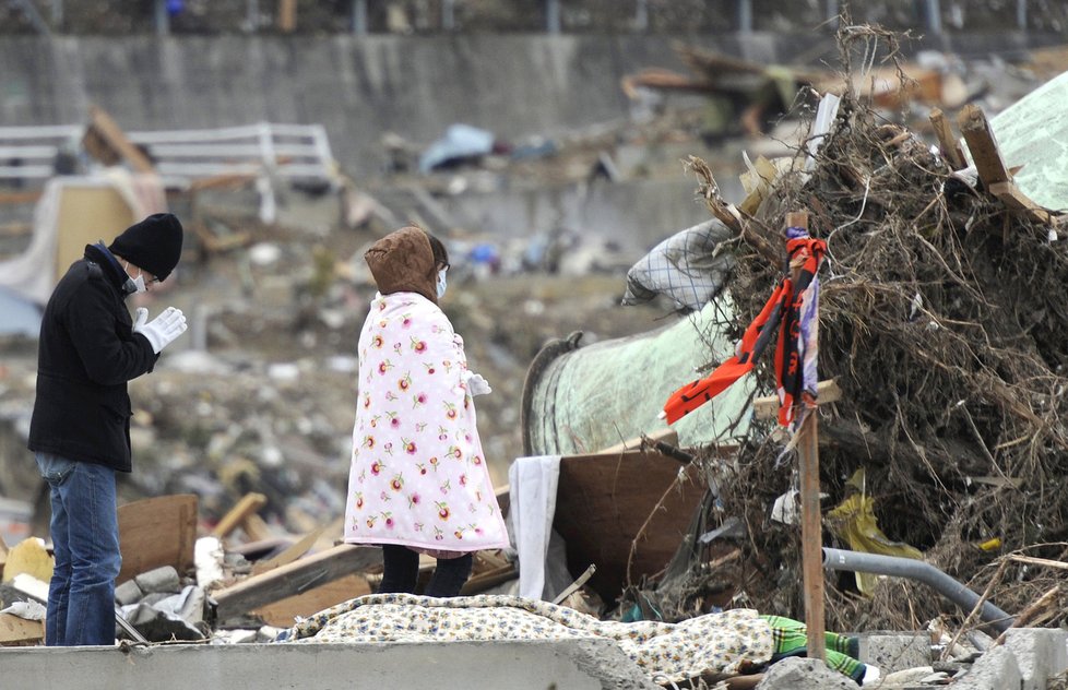 Tsunami pohřbila tisíce lidí. Mnozí prohledávají okolí a hledají své blízké