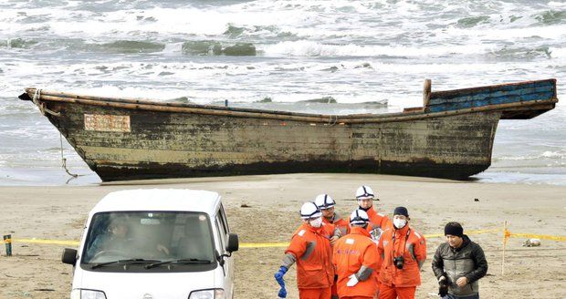 Lodě duchů: Na japonské pláže připlouvají vraky s mrtvolami ze Severní Koreje