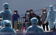 Vyloďování pasažérů z lodi Diamond Princess v přístavu Jokohama (21.2.2020)