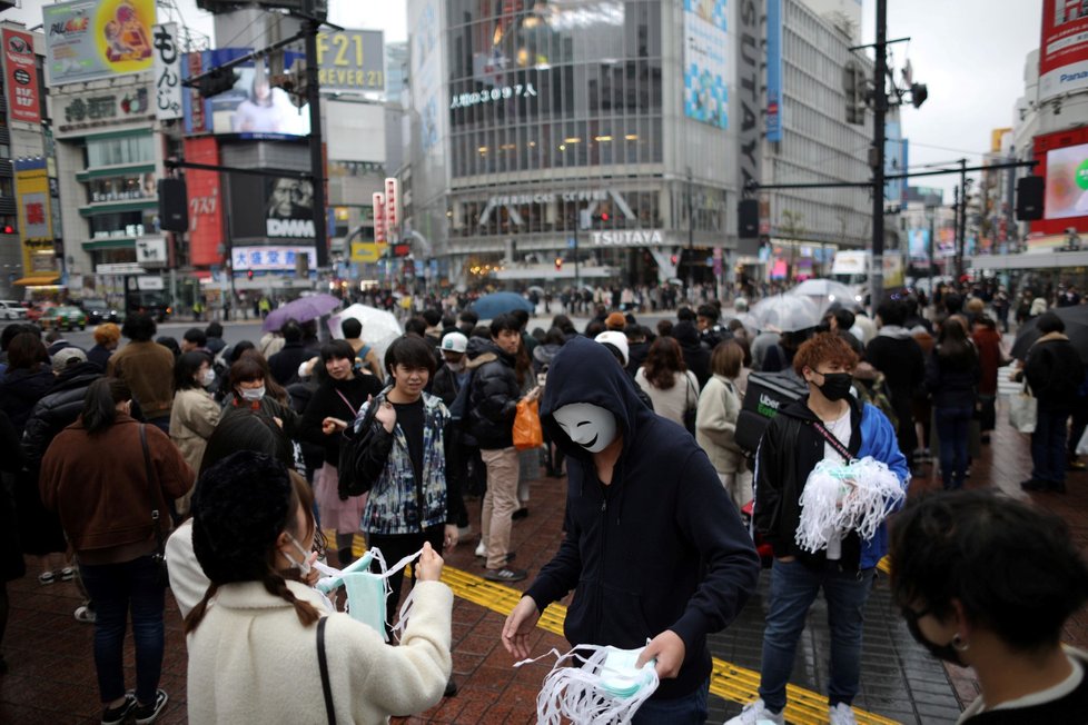 Lidé s rouškami v Tokiju