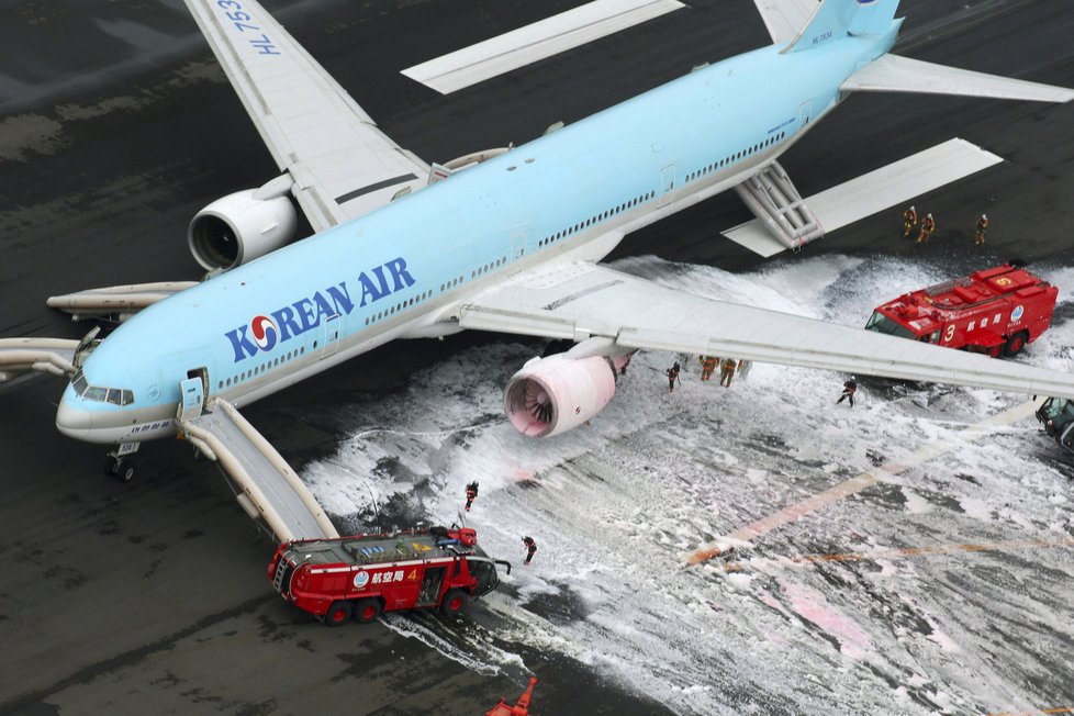 V Japonsku hořelo letadlo: Hasiči zachránili 319 lidí.