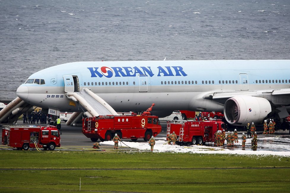 V Japonsku hořelo letadlo: Hasiči zachránili 319 lidí.