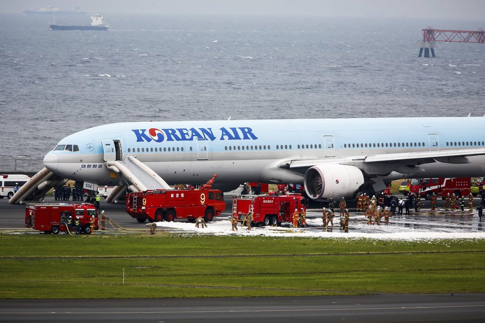 V Japonsku hořelo letadlo: Hasiči zachránili 319 lidí.