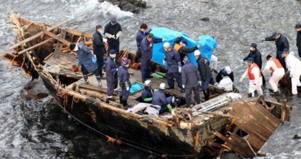 K japonským břehům připluly desítky člunů s lidskými kostrami.